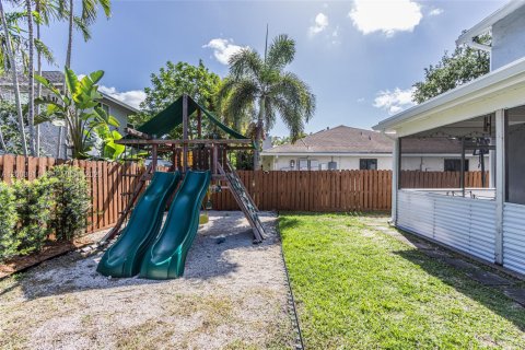 House in Plantation, Florida 4 bedrooms, 187.29 sq.m. № 2068922 - photo 9