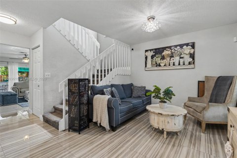 House in Plantation, Florida 4 bedrooms, 187.29 sq.m. № 2068922 - photo 18