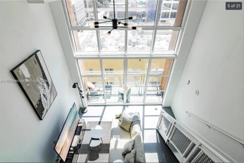 Condominio en venta en Miami, Florida, 1 dormitorio, 90.86 m2 № 2057980 - foto 2