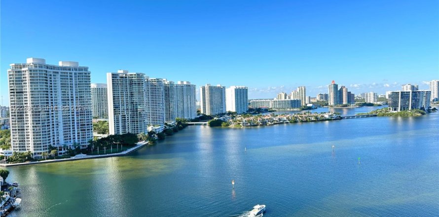 Condominio en Sunny Isles Beach, Florida, 2 dormitorios  № 1984377