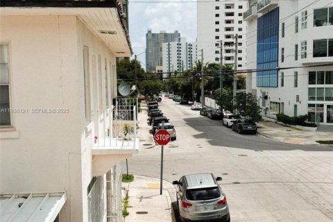 House in Miami, Florida 2 bedrooms, 326.09 sq.m. № 1994182 - photo 4