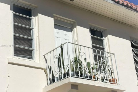 House in Miami, Florida 2 bedrooms, 326.09 sq.m. № 1994182 - photo 2