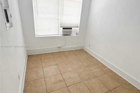 House in Miami, Florida 2 bedrooms, 326.09 sq.m. № 1994182 - photo 10