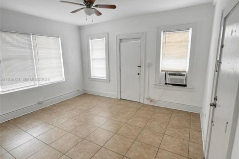 House in Miami, Florida 2 bedrooms, 326.09 sq.m. № 1994182 - photo 12