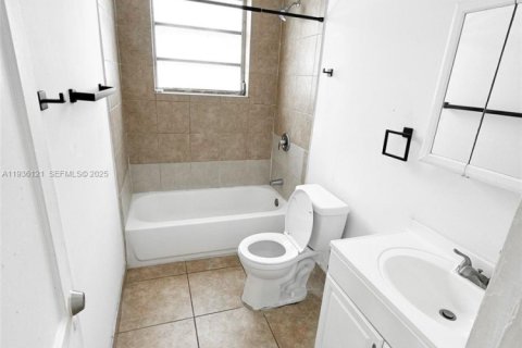 House in Miami, Florida 2 bedrooms, 326.09 sq.m. № 1994182 - photo 7