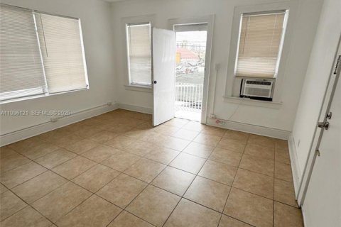 House in Miami, Florida 2 bedrooms, 326.09 sq.m. № 1994182 - photo 6