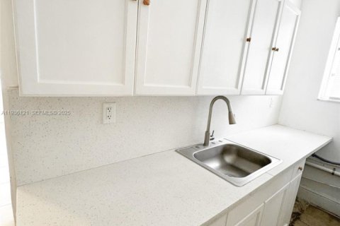 House in Miami, Florida 2 bedrooms, 326.09 sq.m. № 1994182 - photo 5