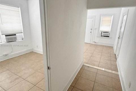 House in Miami, Florida 2 bedrooms, 326.09 sq.m. № 1994182 - photo 11