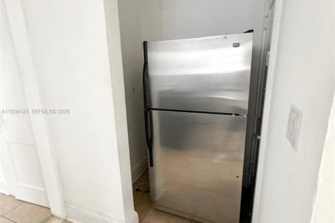 House in Miami, Florida 2 bedrooms, 326.09 sq.m. № 1994182 - photo 13