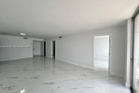 Copropriété à louer à Miami Beach, Floride: 3 chambres, 119.84 m2 № 2323534 - photo 15