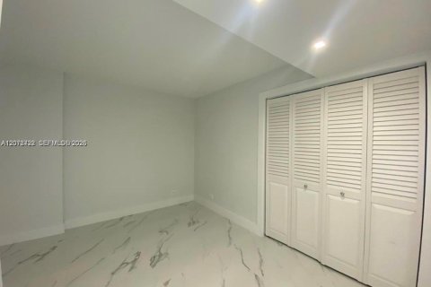 Copropriété à louer à Miami Beach, Floride: 3 chambres, 119.84 m2 № 2323534 - photo 18