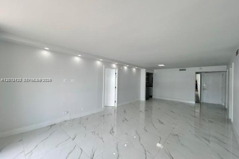 Copropriété à louer à Miami Beach, Floride: 3 chambres, 119.84 m2 № 2323534 - photo 16