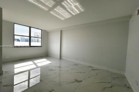 Copropriété à louer à Miami Beach, Floride: 3 chambres, 119.84 m2 № 2323534 - photo 13