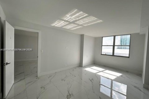 Copropriété à louer à Miami Beach, Floride: 3 chambres, 119.84 m2 № 2323534 - photo 14