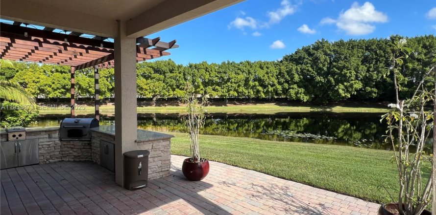 Casa en Weston, Florida 4 dormitorios, 196.58 m2 № 1992145