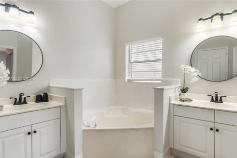 Villa ou maison à vendre à Pembroke Pines, Floride: 4 chambres, 201.78 m2 № 2021969 - photo 30