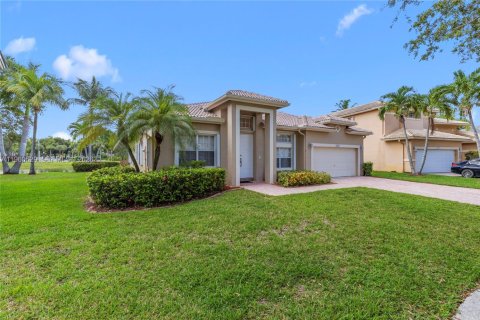 Villa ou maison à vendre à Pembroke Pines, Floride: 4 chambres, 201.78 m2 № 2021969 - photo 2