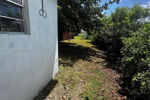 House in Florida City, Florida 4 bedrooms, 128.58 sq.m. № 2067887 - photo 2