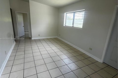 House in Florida City, Florida 4 bedrooms, 128.58 sq.m. № 2067887 - photo 23