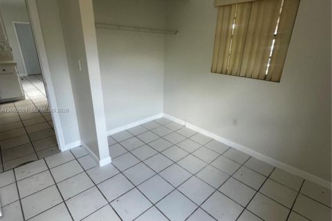 House in Florida City, Florida 4 bedrooms, 128.58 sq.m. № 2067887 - photo 24