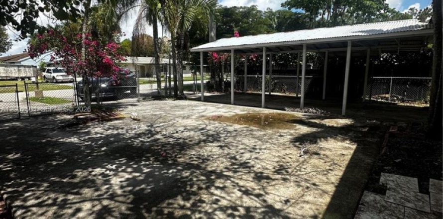 House in Florida City, Florida 4 bedrooms, 128.58 sq.m. № 2067887