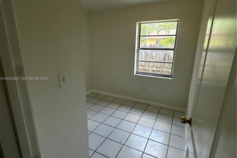 House in Florida City, Florida 4 bedrooms, 128.58 sq.m. № 2067887 - photo 25