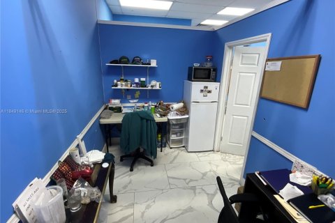 Commercial property in Miami, Florida № 1852077 - photo 8