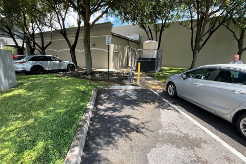 Commercial property in Miami, Florida № 1852077 - photo 9