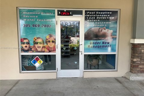 Commercial property in Miami, Florida № 1852077 - photo 1