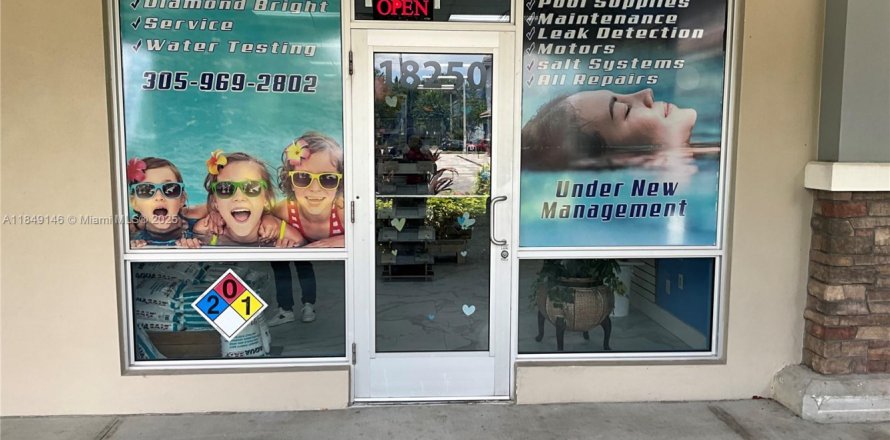 Commercial property in Miami, Florida № 1852077