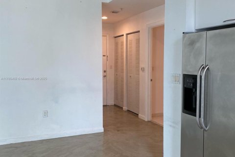 Condo in Miami, Florida, 2 bedrooms  № 1702296 - photo 6