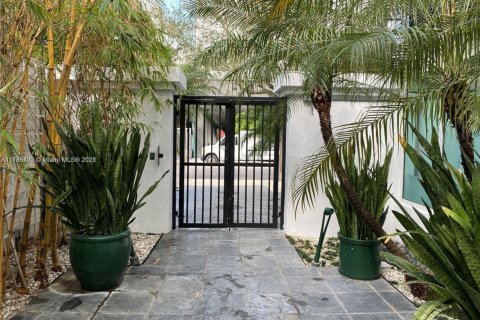 Condo in Miami, Florida, 2 bedrooms  № 1702296 - photo 2
