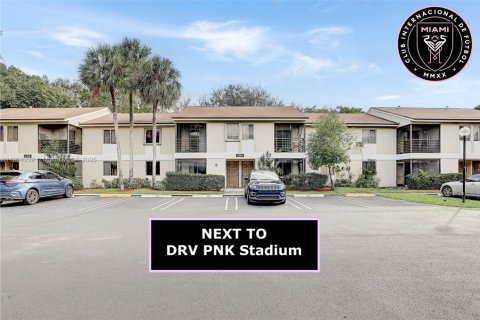 Condo in Pompano Beach, Florida, 2 bedrooms  № 1956615 - photo 1