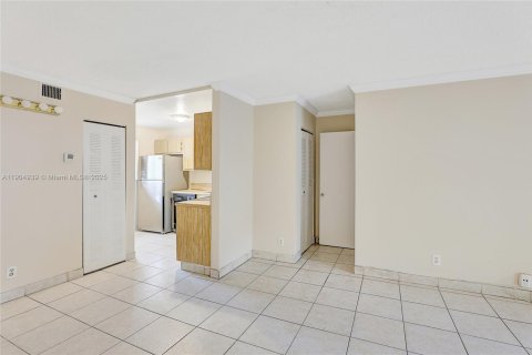 Condo in Pompano Beach, Florida, 2 bedrooms  № 1956615 - photo 7