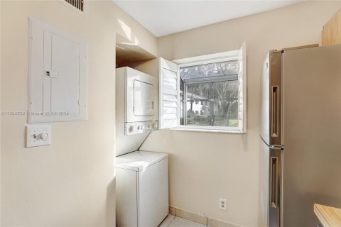 Condo in Pompano Beach, Florida, 2 bedrooms  № 1956615 - photo 11