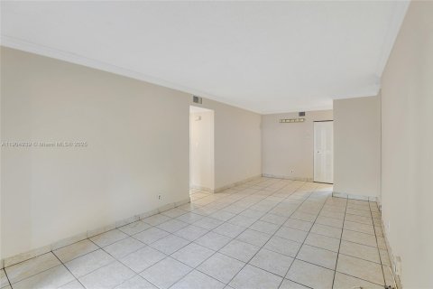 Condo in Pompano Beach, Florida, 2 bedrooms  № 1956615 - photo 10