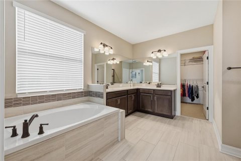 House in Sarasota, Florida 6 bedrooms, 469.71 sq.m. № 2431156 - photo 17
