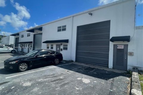 Propiedad comercial en alquiler en North Miami, Florida № 1045613 - foto 1