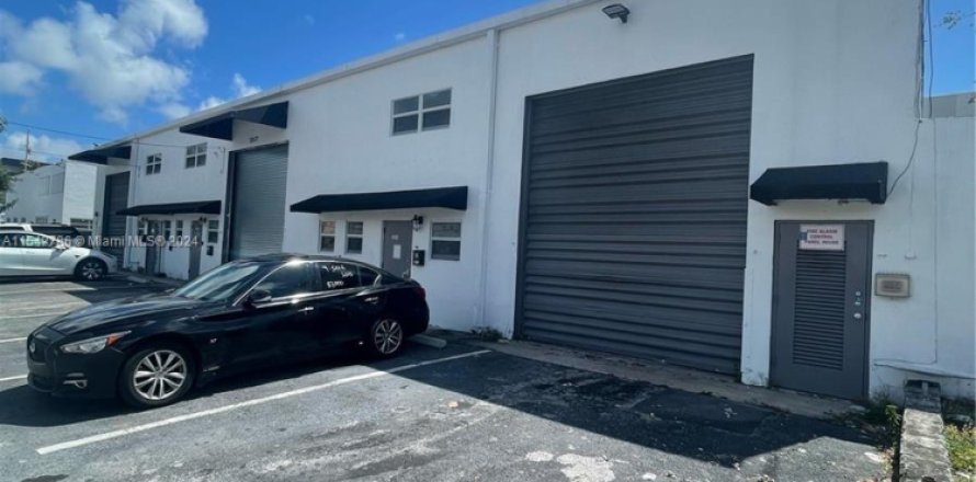 Propiedad comercial en North Miami, Florida № 1045613