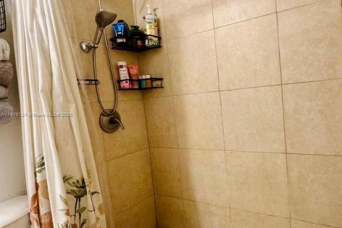 Condominio en alquiler en Miami, Florida, 2 dormitorios, 87.33 m2 № 2016531 - foto 20