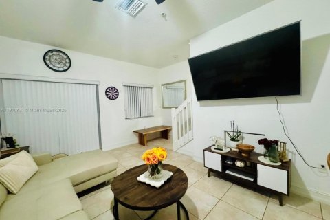 Condominio en Miami, Florida, 2 dormitorios  № 2016531