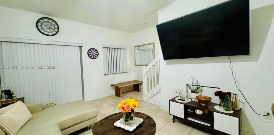 Condominio en Miami, Florida, 2 dormitorios  № 2016531