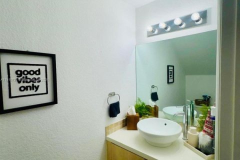 Condominio en alquiler en Miami, Florida, 2 dormitorios, 87.33 m2 № 2016531 - foto 17