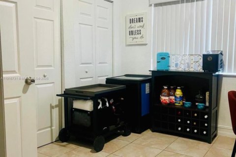 Condominio en alquiler en Miami, Florida, 2 dormitorios, 87.33 m2 № 2016531 - foto 4