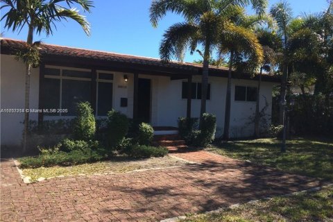 Casa en venta en Miami, Florida, 4 dormitorios, 134.71 m2 № 1958372 - foto 1