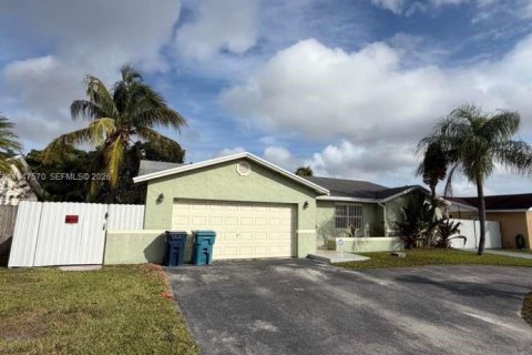 Снять в аренду виллу или дом в Хомстед, Флорида 4 спальни, 164.62м2, № 2004546 - фото 2