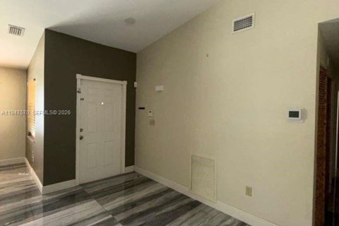 Снять в аренду виллу или дом в Хомстед, Флорида 4 спальни, 164.62м2, № 2004546 - фото 5