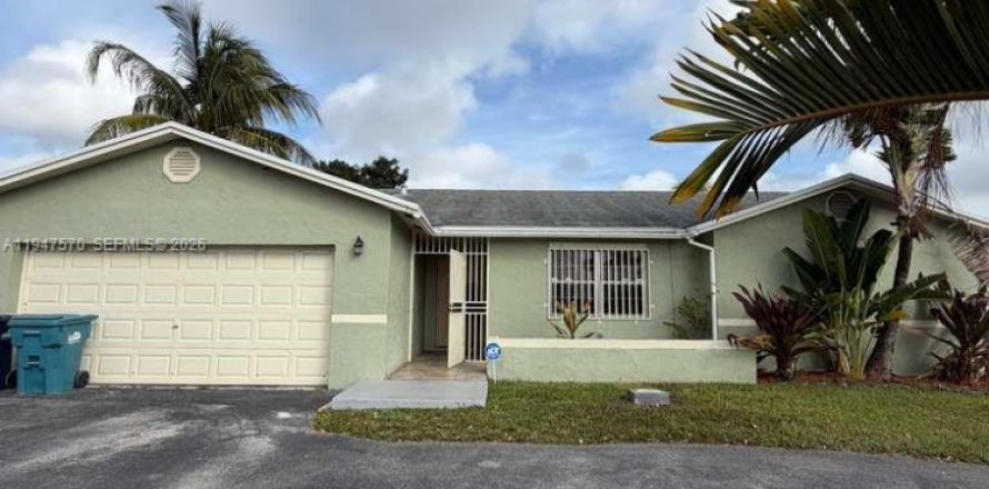 Дом в Хомстед, Флорида 4 спальни, 164.62м2 № 2004546