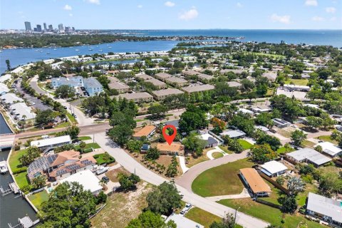 House in Saint Petersburg, Florida 3 bedrooms, 121.24 sq.m. № 2195624 - photo 29