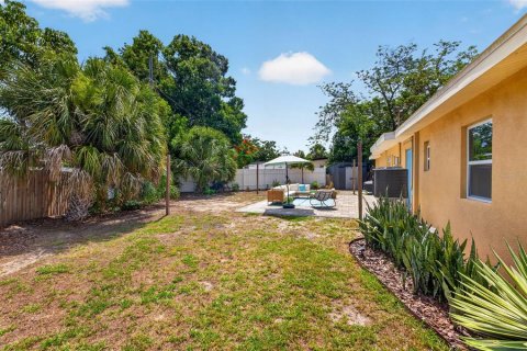 House in Saint Petersburg, Florida 3 bedrooms, 121.24 sq.m. № 2195624 - photo 26
